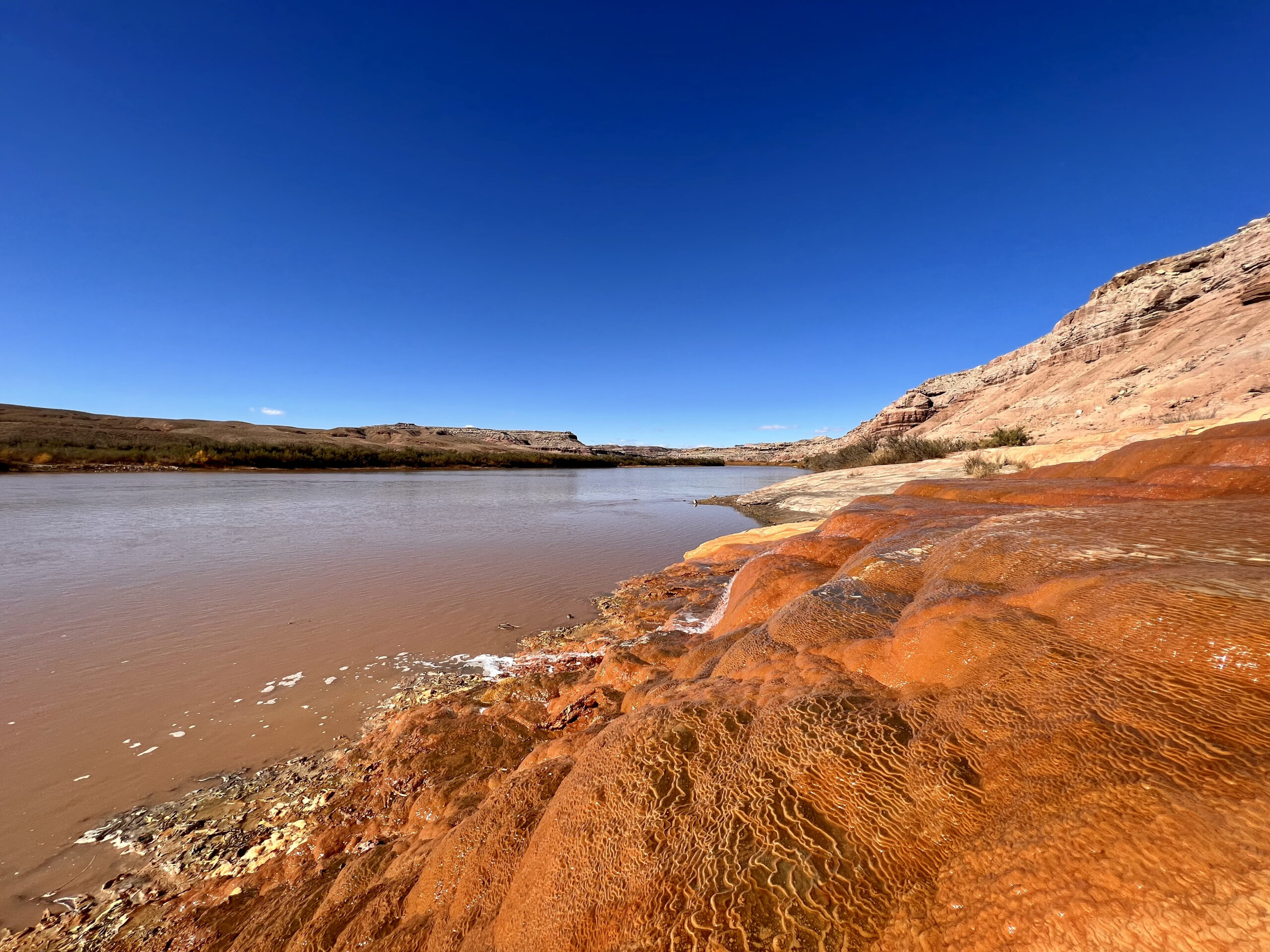 Crystal Geyser in Utah from riverbank view